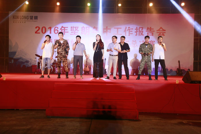 1.導師與優(yōu)秀歌手同臺表演歌曲串燒.JPG